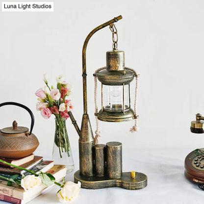Lámpara de escritorio de interior de cristal transparente con base metálica - Kerosene Table Lighting Warehouse, latón, 1 luz