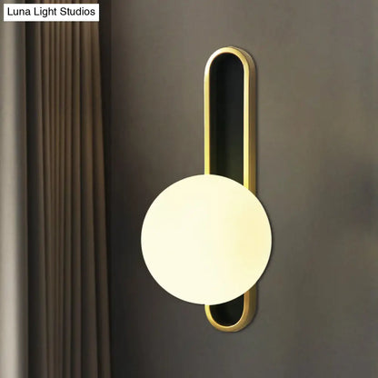 Aplique de pared industrial de cristal transparente con detalle texturizado y luz de pared blanca