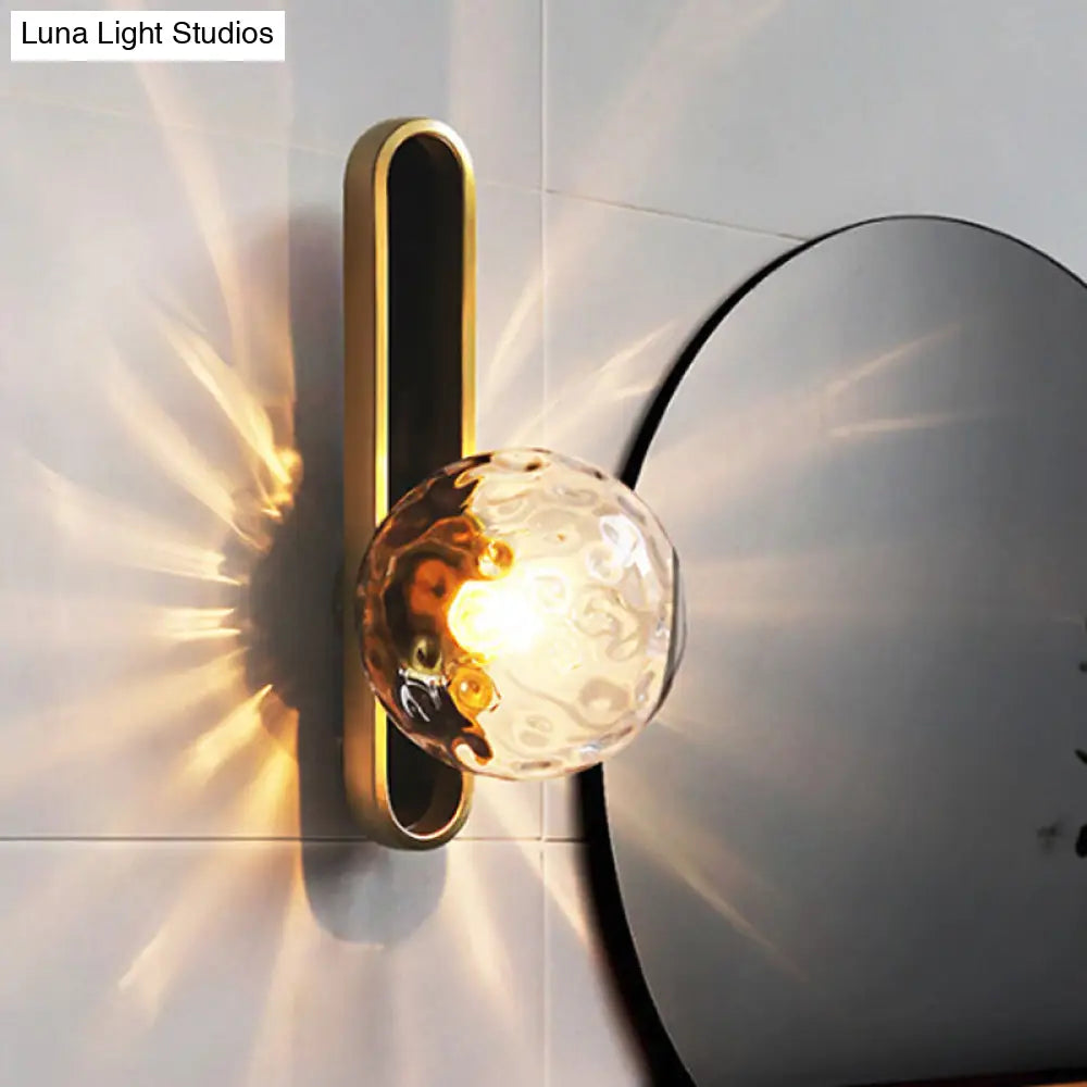 Aplique de pared industrial de cristal transparente con detalle texturizado y luz de pared blanca