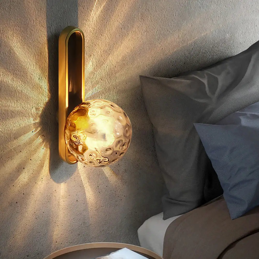 Aplique de pared industrial de cristal transparente con detalle texturizado y luz de pared blanca