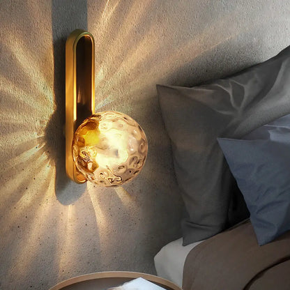 Aplique de pared industrial de cristal transparente con detalle texturizado y luz de pared blanca