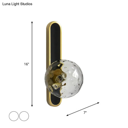 Aplique de pared industrial de cristal transparente con detalle texturizado y luz de pared blanca