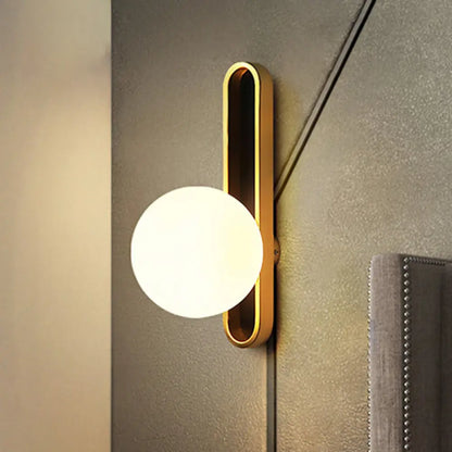 Aplique de pared industrial de cristal transparente con detalle texturizado y luz de pared blanca