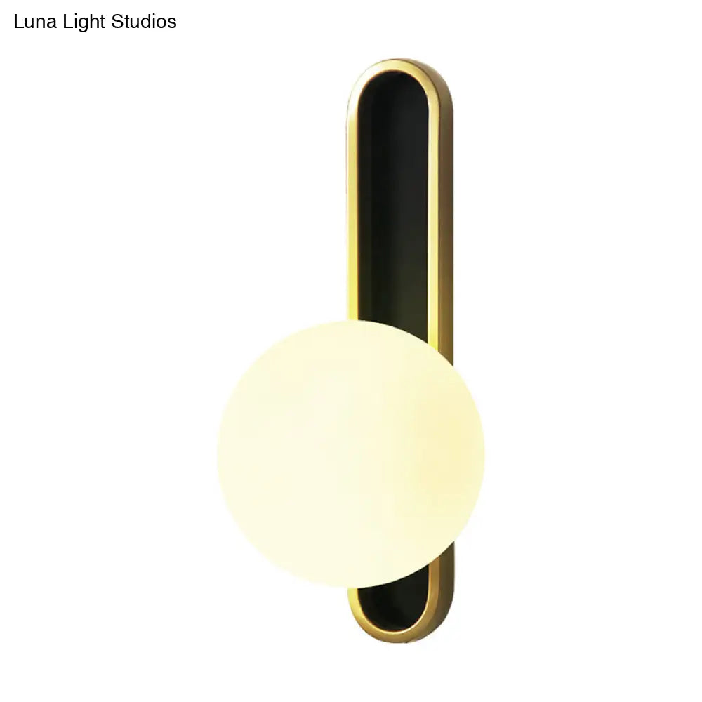 Aplique de pared industrial de cristal transparente con detalle texturizado y luz de pared blanca