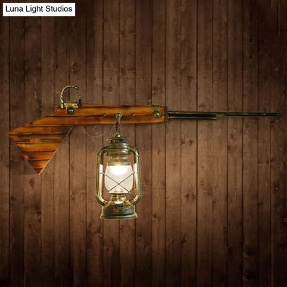 Farol de pared Coastal Bronze con cristal transparente y decoración de pistola