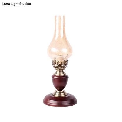 Lámpara de mesa Coastal Vase: Base de madera con luz nocturna de cristal craquelado color marrón rojizo.