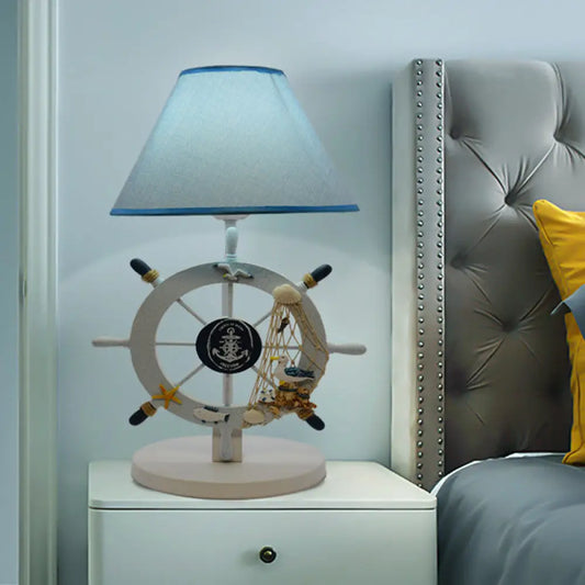 Lámpara de mesilla de noche blanca estilo costero con pantalla cónica de tela y decoración de timón - 1 luz