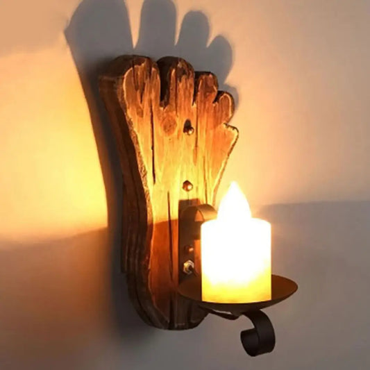 Aplique de pared de madera estilo costero con pantalla de cristal y bombilla individual para ambiente de restaurante.