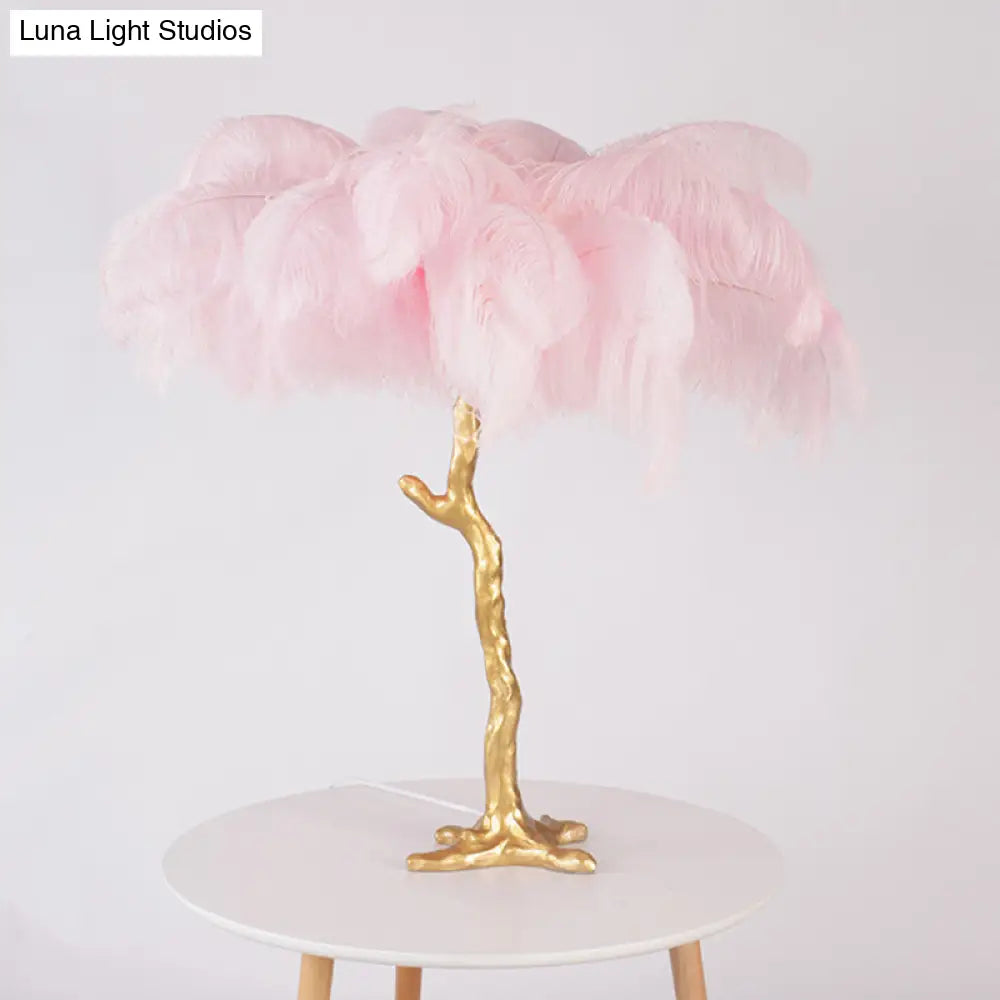 Lámpara de noche con forma de cocotero: moderna lámpara de mesa con forma de pluma rosa para una decoración creativa del salón.