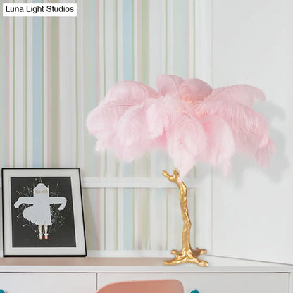 Lámpara de noche con forma de cocotero: moderna lámpara de mesa con forma de pluma rosa para una decoración creativa del salón.