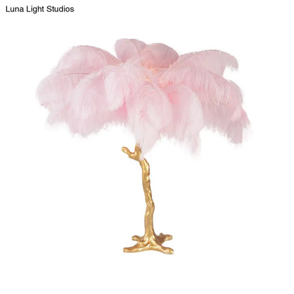 Lámpara de noche con forma de cocotero: moderna lámpara de mesa con forma de pluma rosa para una decoración creativa del salón.