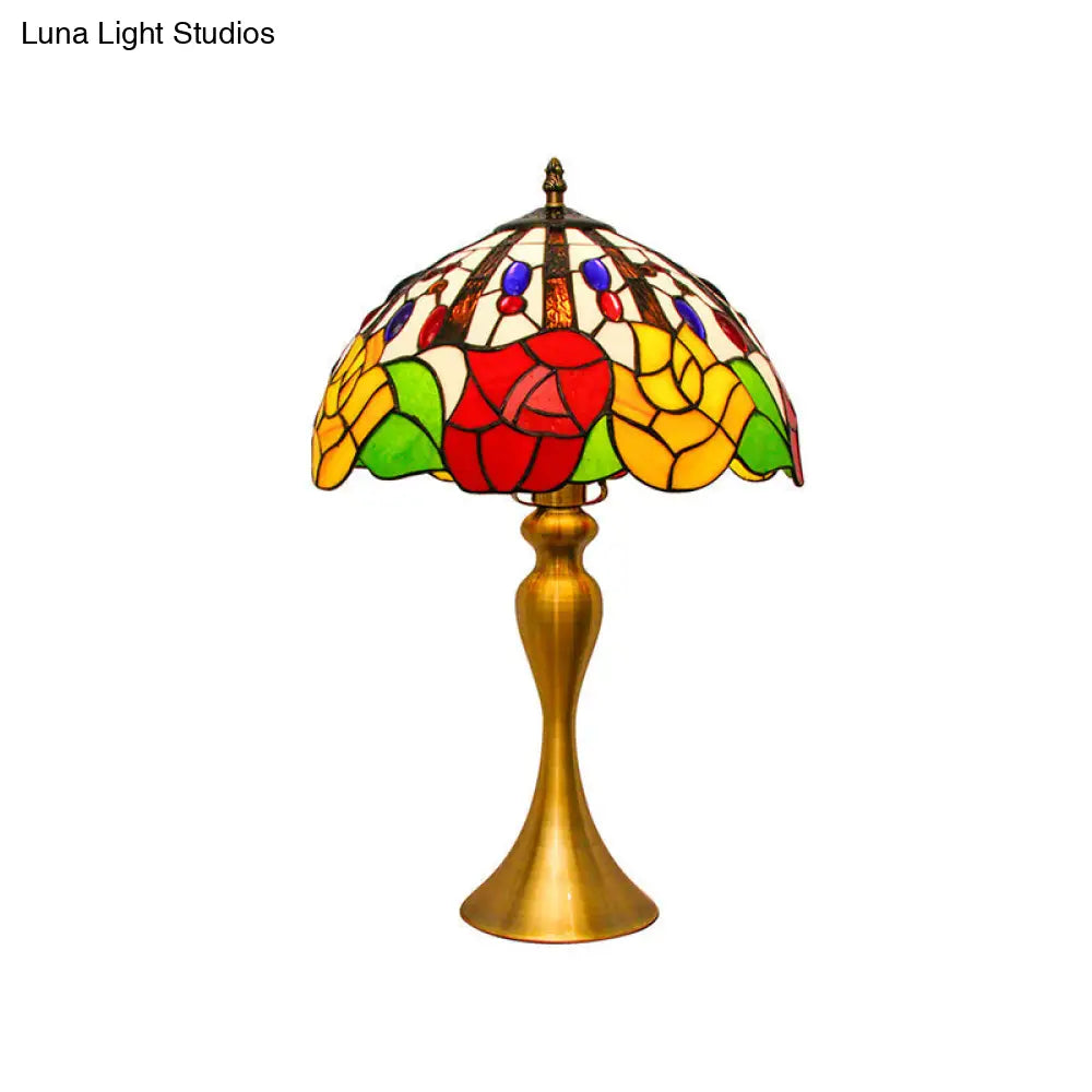 Lámpara de mesilla de noche Colette estilo Tiffany con vitrales y diseño floral dorado, 1