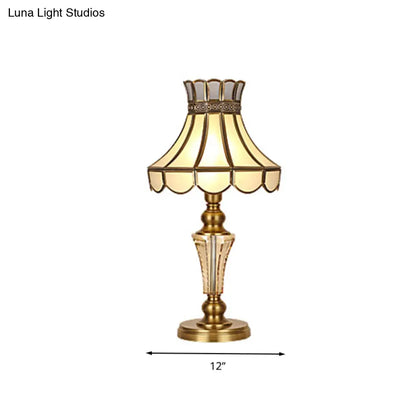 Lámpara de mesa de noche Colonial Crystal en dorado para dormitorio - Elegante lámpara de mesa y mesilla de noche de 1 luz