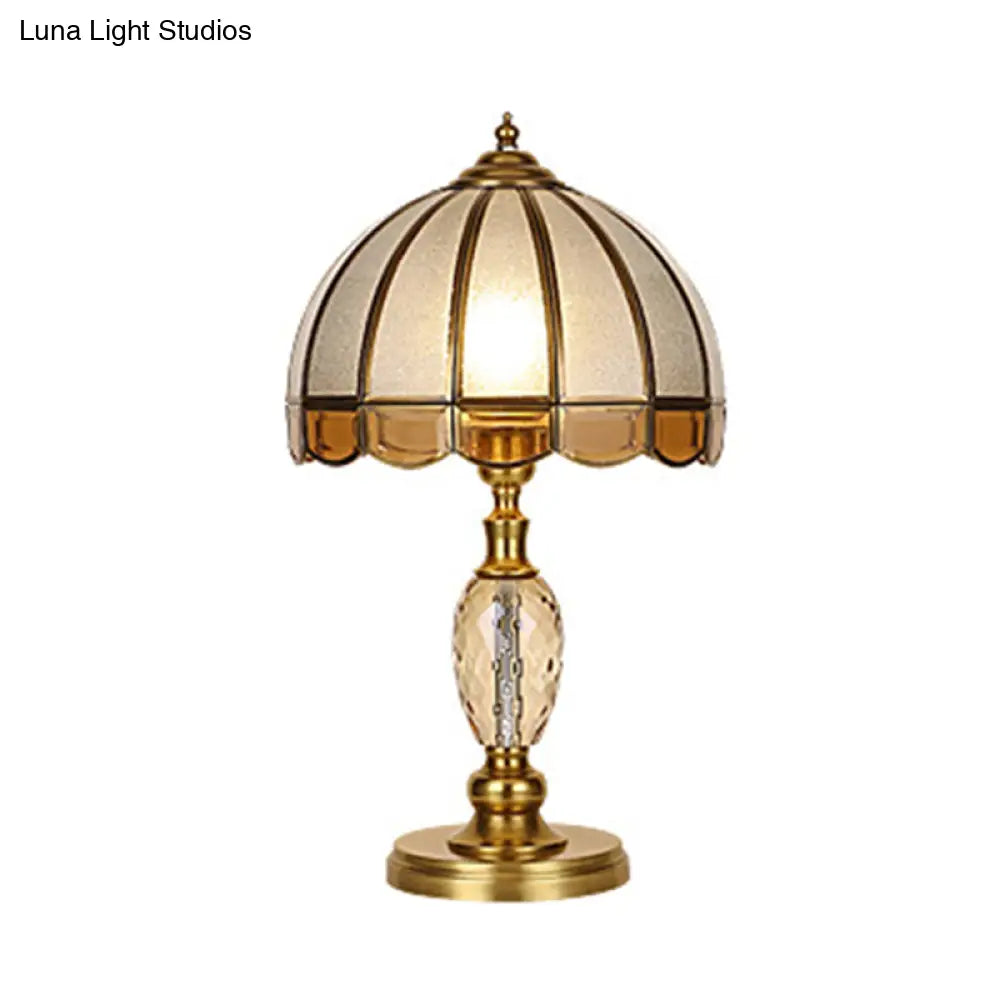 Lámpara de mesa de noche Colonial Crystal en dorado para dormitorio - Elegante lámpara de mesa y mesilla de noche de 1 luz