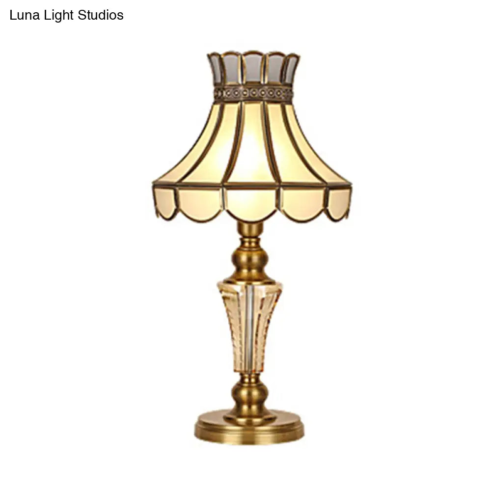 Lámpara de mesa de noche Colonial Crystal en dorado para dormitorio - Elegante lámpara de mesa y mesilla de noche de 1 luz