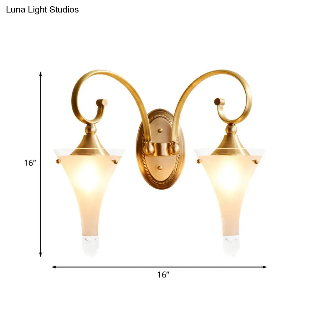 Aplique de pared colonial dorado con diseño acampanado y cristal blanco esmerilado - Brazo con diseño de volutas