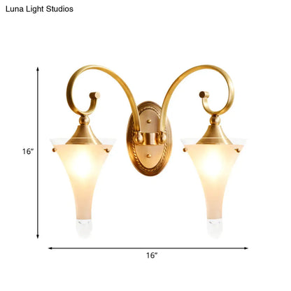 Aplique de pared colonial dorado con diseño acampanado y cristal blanco esmerilado - Brazo con diseño de volutas