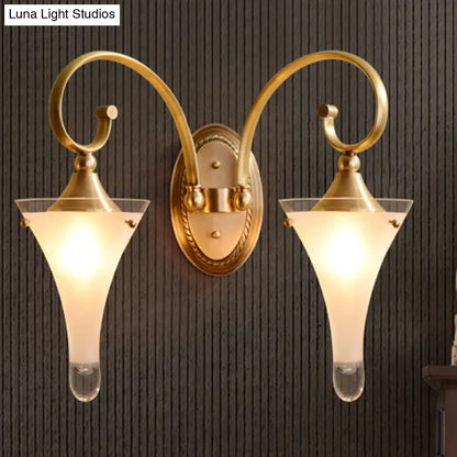 Aplique de pared colonial dorado con diseño acampanado y cristal blanco esmerilado - Brazo con diseño de volutas