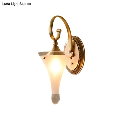 Aplique de pared colonial dorado con diseño acampanado y cristal blanco esmerilado - Brazo con diseño de volutas