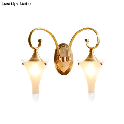 Aplique de pared colonial dorado con diseño acampanado y cristal blanco esmerilado - Brazo con diseño de volutas