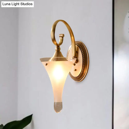 Aplique de pared colonial dorado con diseño acampanado y cristal blanco esmerilado - Brazo con diseño de volutas