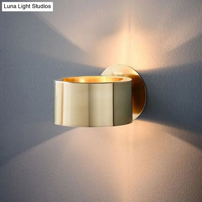 Colonial Style Gold Round Metal Wall Sconce with 1 Light - Living Room Lighting Fixture