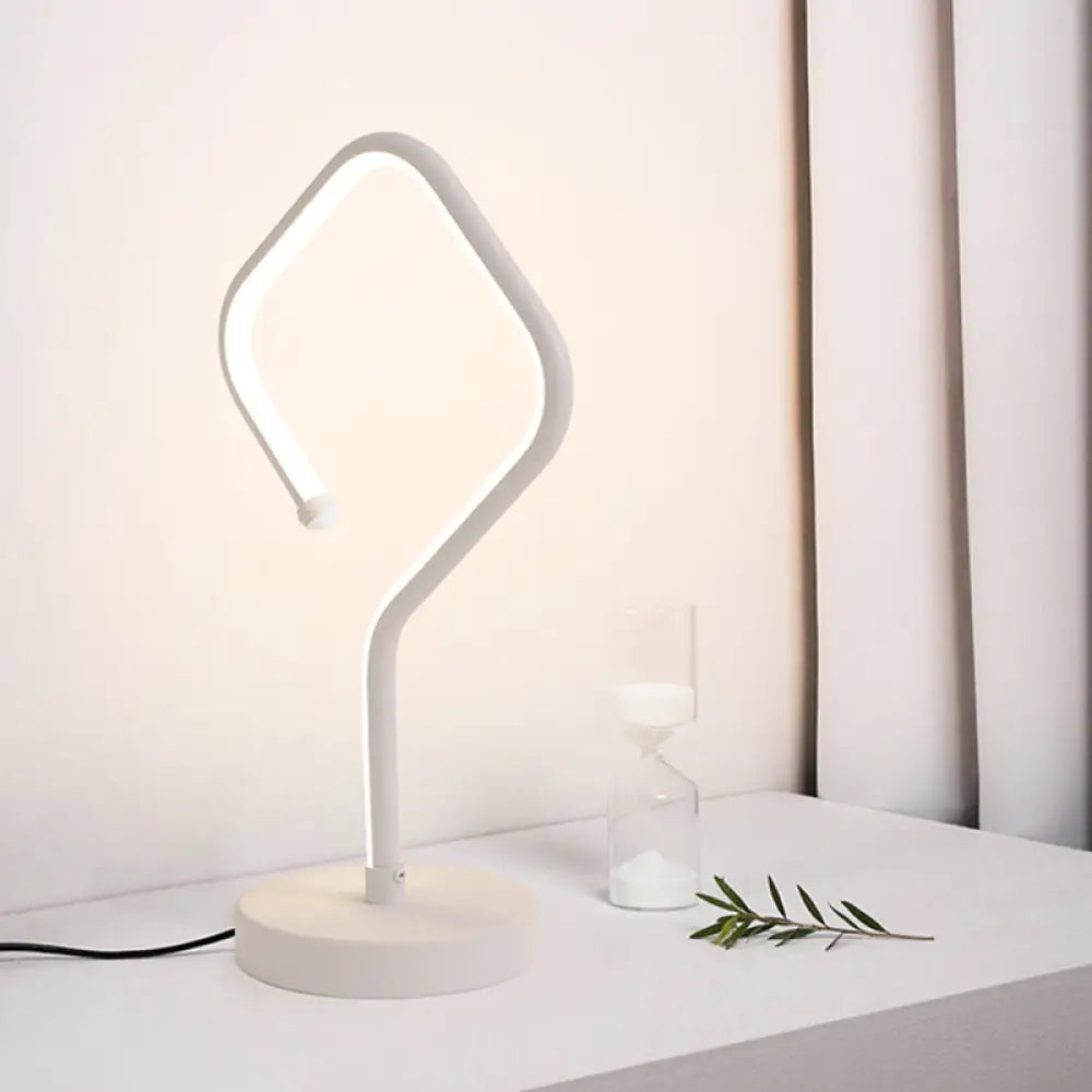 Lámpara de escritorio LED blanca compacta con pantalla acrílica, luz cálida/blanca - Lámpara de mesa minimalista