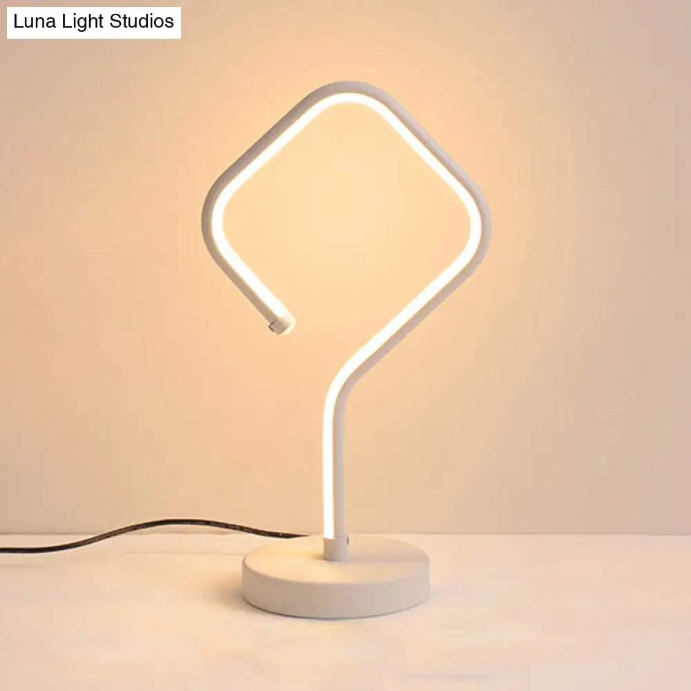Lámpara de escritorio LED blanca compacta con pantalla acrílica, luz cálida/blanca - Lámpara de mesa minimalista