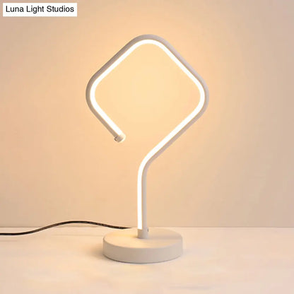 Lámpara de escritorio LED blanca compacta con pantalla acrílica, luz cálida/blanca - Lámpara de mesa minimalista
