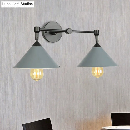 Aplique de pared antiguo de metal con forma de cono y dos luces para salas de estar y comedores