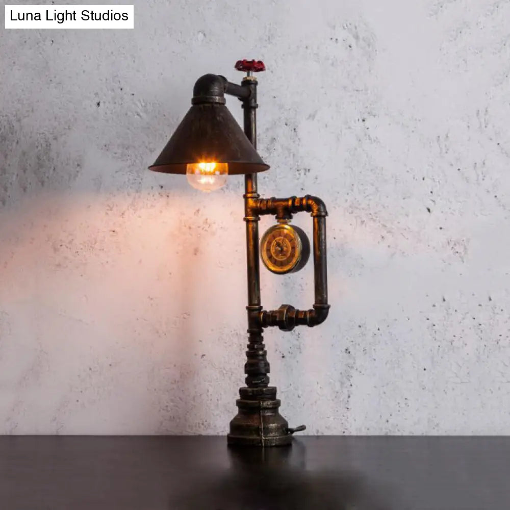 Lámpara de mesa con pantalla cónica de metal - Estilo industrial, 1 luz, válvula roja y decoración de reloj - Bronce