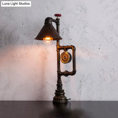 Lámpara de mesa con pantalla cónica de metal - Estilo industrial, 1 luz, válvula roja y decoración de reloj - Bronce