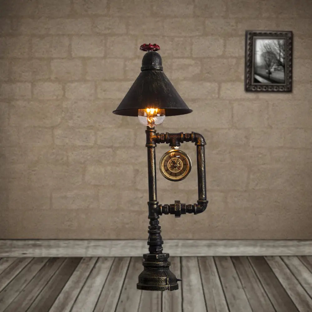 Lámpara de mesa con pantalla cónica de metal - Estilo industrial, 1 luz, válvula roja y decoración de reloj - Bronce