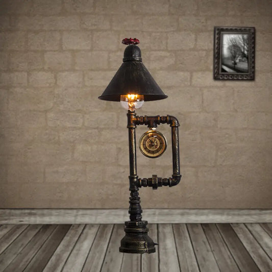 Lámpara de mesa con pantalla cónica de metal - Estilo industrial, 1 luz, válvula roja y decoración de reloj - Bronce