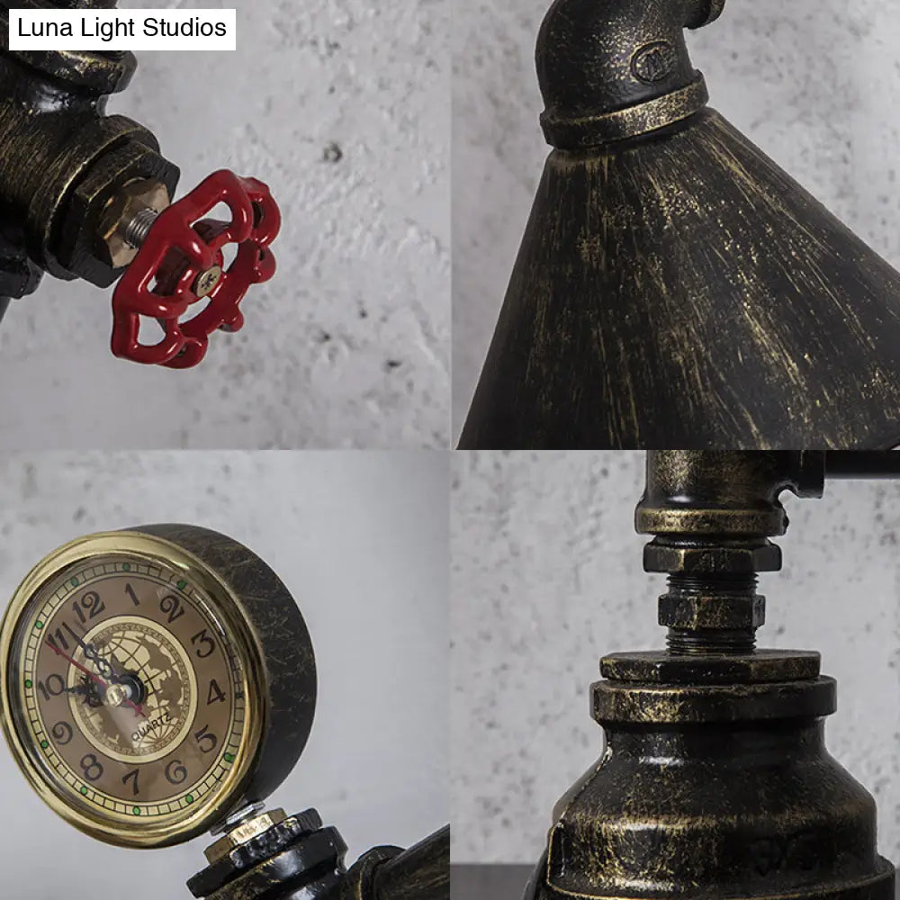 Lámpara de mesa con pantalla cónica de metal - Estilo industrial, 1 luz, válvula roja y decoración de reloj - Bronce