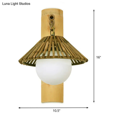 Aplique de pared cónico de bambú - Lámpara de madera de estilo asiático con pantalla de cristal blanco.