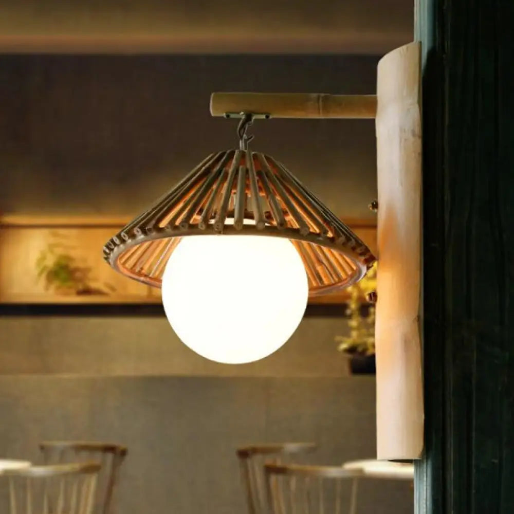 Aplique de pared cónico de bambú - Lámpara de madera de estilo asiático con pantalla de cristal blanco.