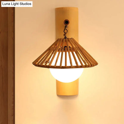 Aplique de pared cónico de bambú - Lámpara de madera de estilo asiático con pantalla de cristal blanco.