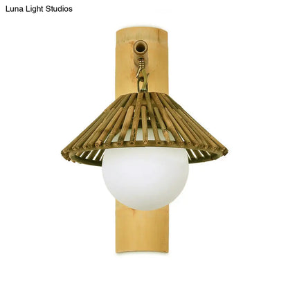 Aplique de pared cónico de bambú - Lámpara de madera de estilo asiático con pantalla de cristal blanco.