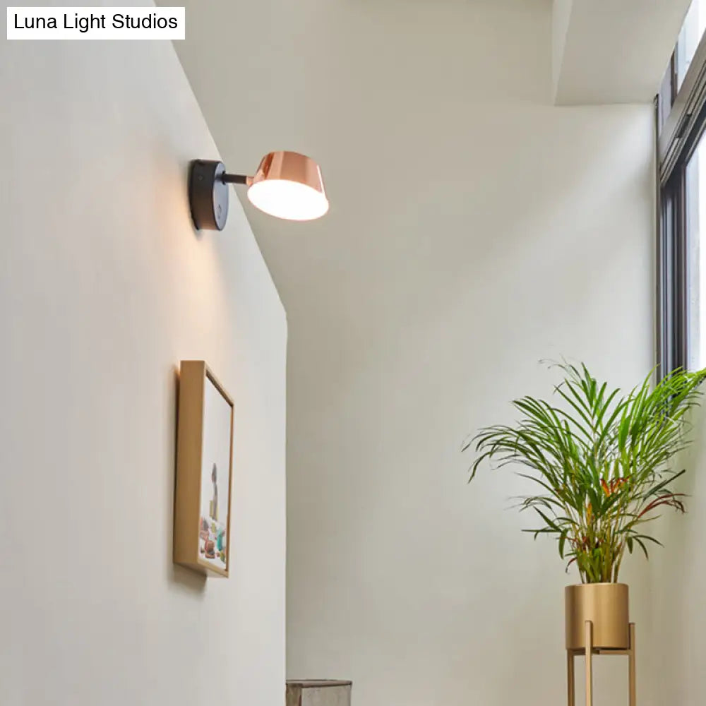 Aplique de pared cónico de cobre con luz LED DecorBites™ para salas de estar modernas