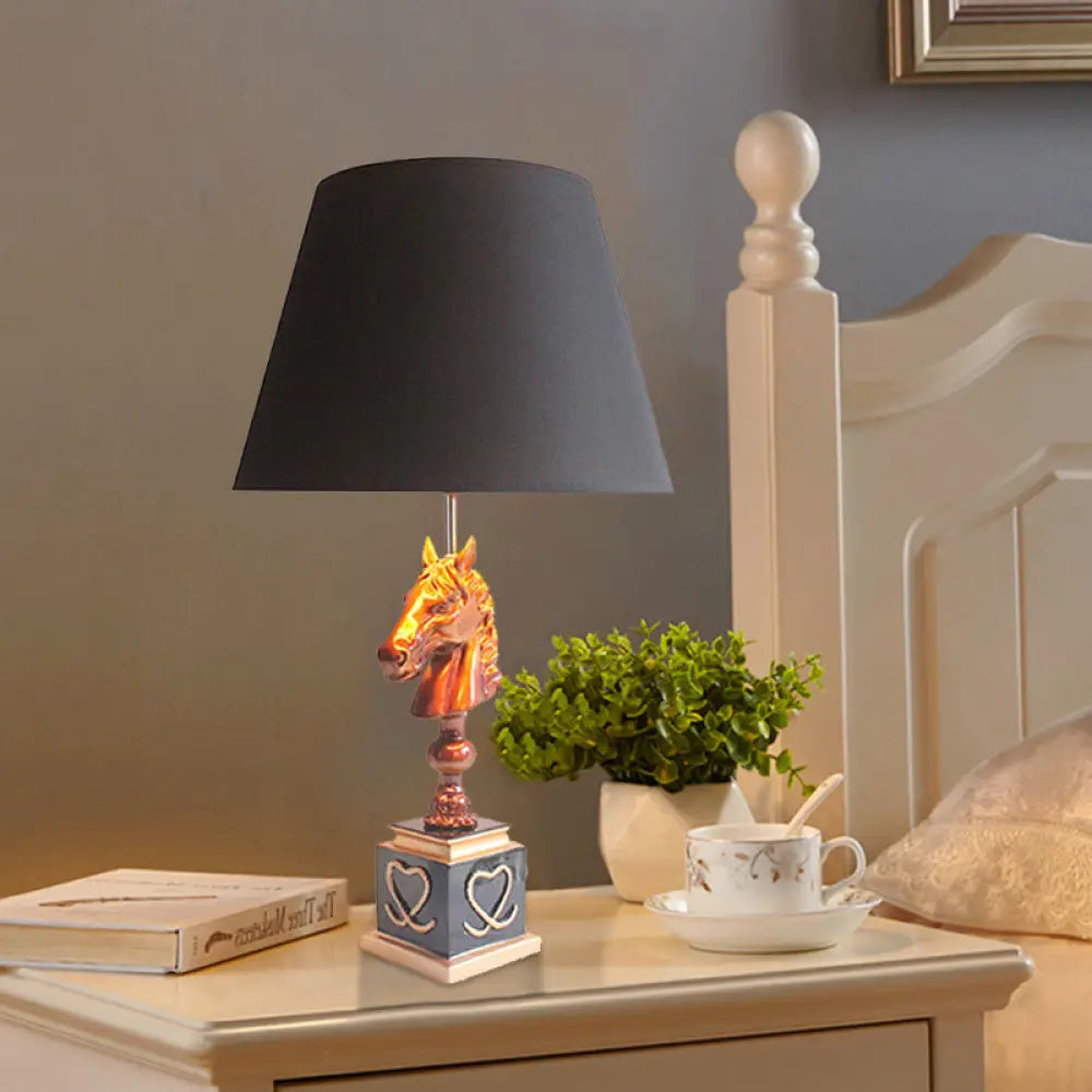 Lámpara de noche cónica de tela con soporte en forma de cabeza de caballo - Iluminación de mesa para dormitorio individual estilo rústico en blanco y negro