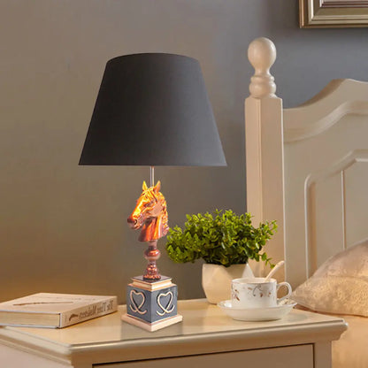 Lámpara de noche cónica de tela con soporte en forma de cabeza de caballo - Iluminación de mesa para dormitorio individual estilo rústico en blanco y negro