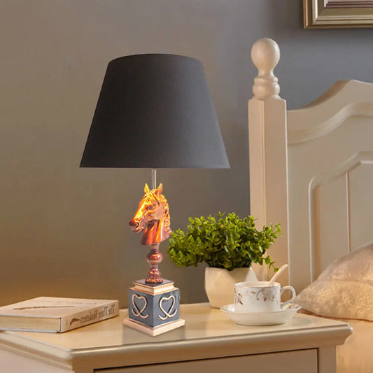 Lámpara de noche cónica de tela con soporte en forma de cabeza de caballo - Iluminación de mesa para dormitorio individual estilo rústico en blanco y negro