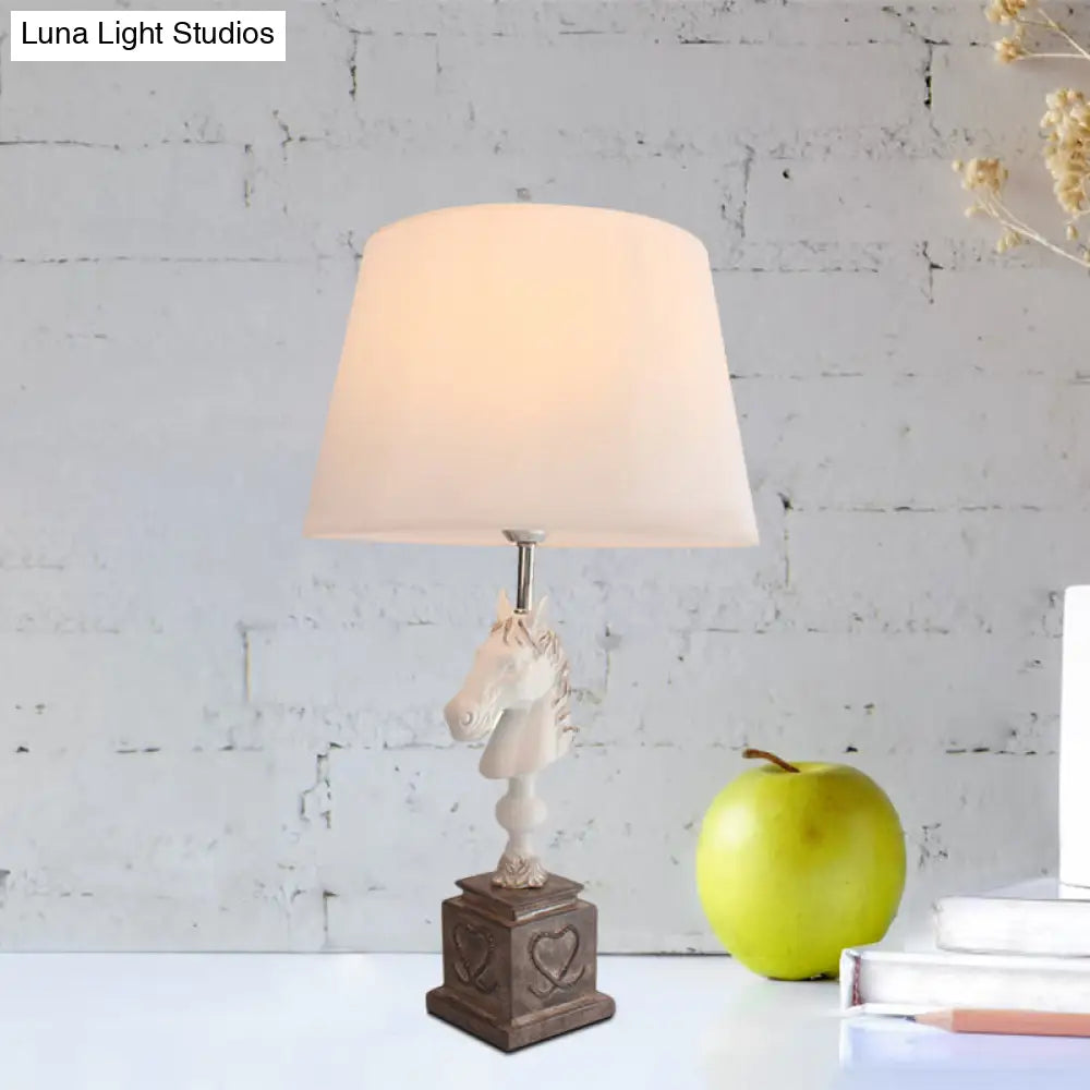 Lámpara de noche cónica de tela con soporte en forma de cabeza de caballo - Iluminación de mesa para dormitorio individual estilo rústico en blanco y negro