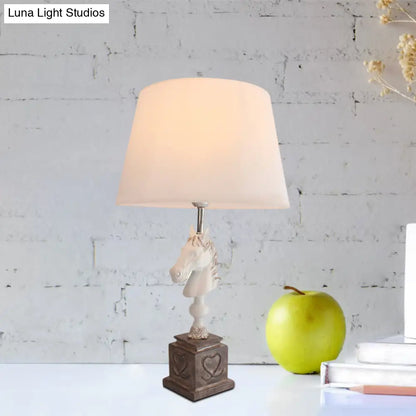 Lámpara de noche cónica de tela con soporte en forma de cabeza de caballo - Iluminación de mesa para dormitorio individual estilo rústico en blanco y negro