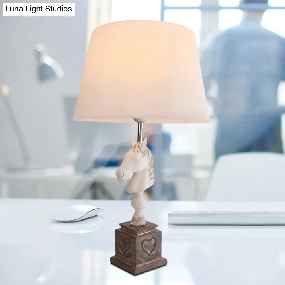 Lámpara de noche cónica de tela con soporte en forma de cabeza de caballo - Iluminación de mesa para dormitorio individual estilo rústico en blanco y negro