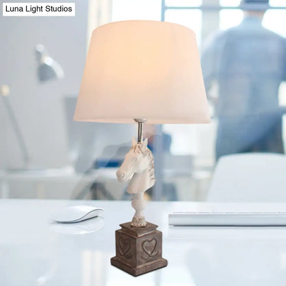 Lámpara de noche cónica de tela con soporte en forma de cabeza de caballo - Iluminación de mesa para dormitorio individual estilo rústico en blanco y negro