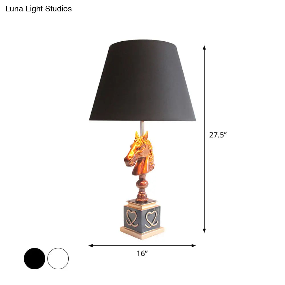 Lámpara de noche cónica de tela con soporte en forma de cabeza de caballo - Iluminación de mesa para dormitorio individual estilo rústico en blanco y negro