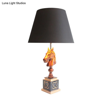 Lámpara de noche cónica de tela con soporte en forma de cabeza de caballo - Iluminación de mesa para dormitorio individual estilo rústico en blanco y negro