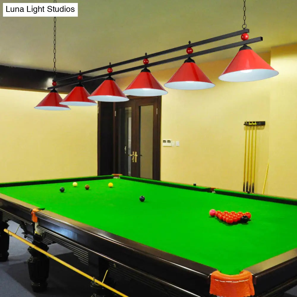 Lámpara de techo colgante cónica DecorBites™ de metal estilo industrial con detalle decorativo de billar